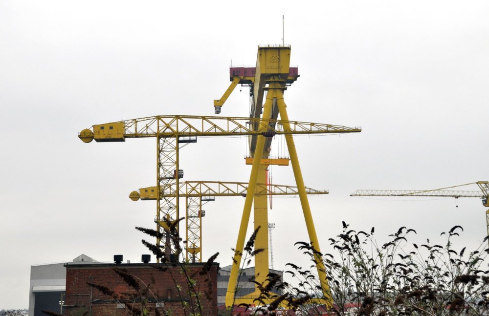 V Belfastu staví Titanic Quater Obří jeřáby bývalých loděnic Harland and Wolff byly vyhlášeny za národní památku.