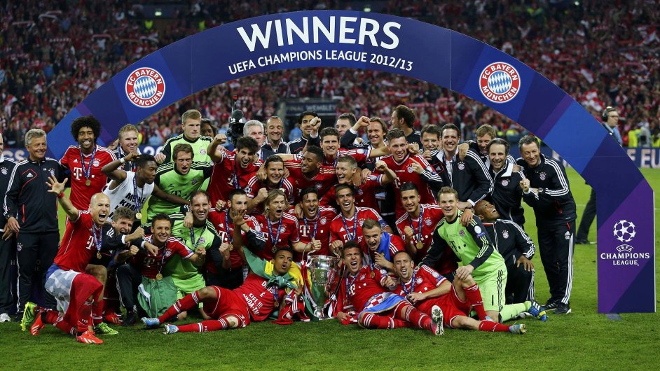 Fotbalist Bayernu se raduj z triumfu v Lize mistr.