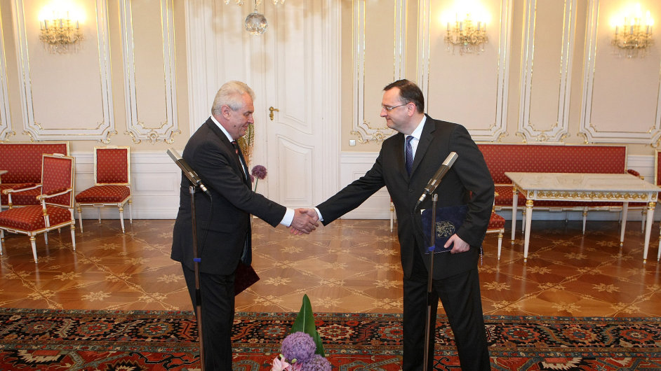 Premiér Petr Neèas pøedal na Hradì demisi do rukou prezidenta