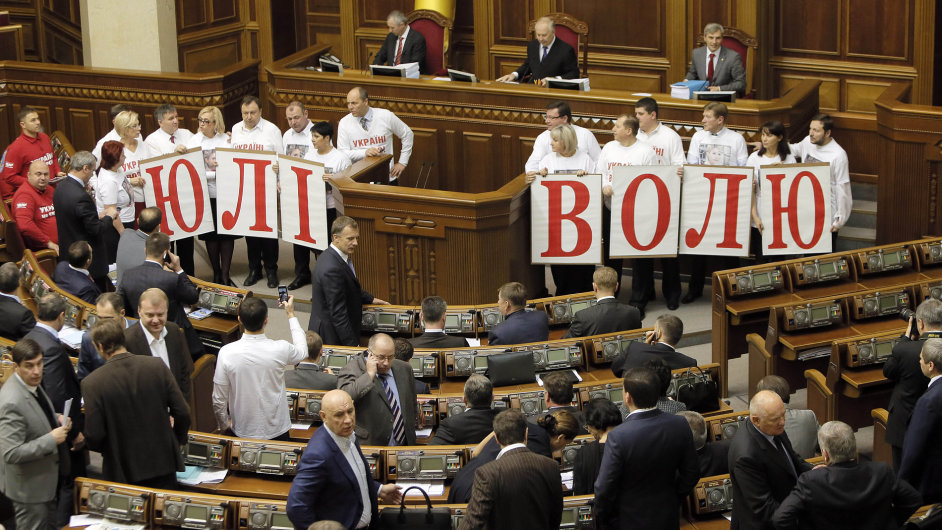 Stoupenci Julije Tymoenkov pi protestu v parlamentu