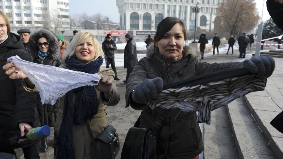 Svobodu kalhotkám, volaly ženy v Kazachstánu.