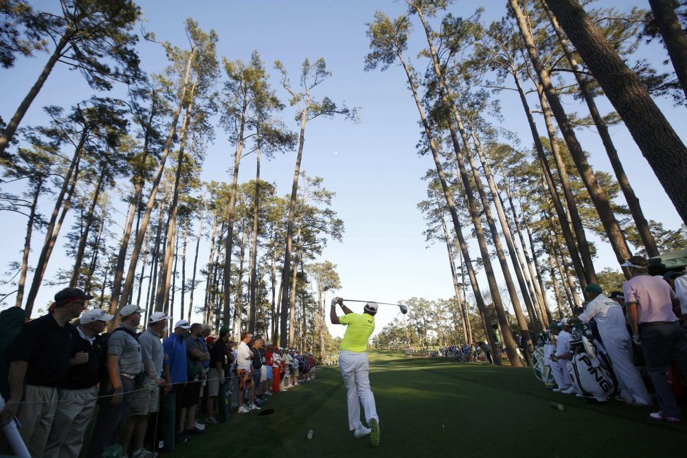 1. den v Augustě Ve špalíru mezi stromy a diváky hraje Brit Lee Westwood.
