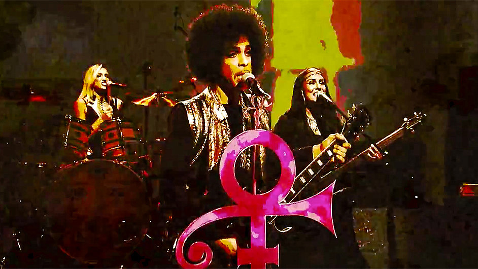 Prince v klipu doprovz lenky kapely 3rdEyeGirl.