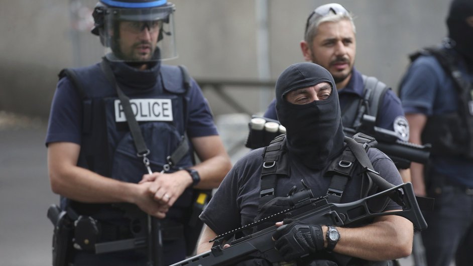 Francouzsk policie uvalila vazbu na pt dajnch komplic tonka z Nice.