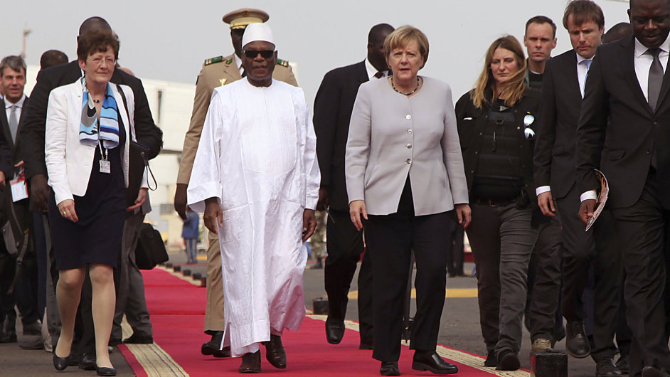 Amgela Merkelov v Mali s prezidentem Boubacarem Keitou. jen 2016.