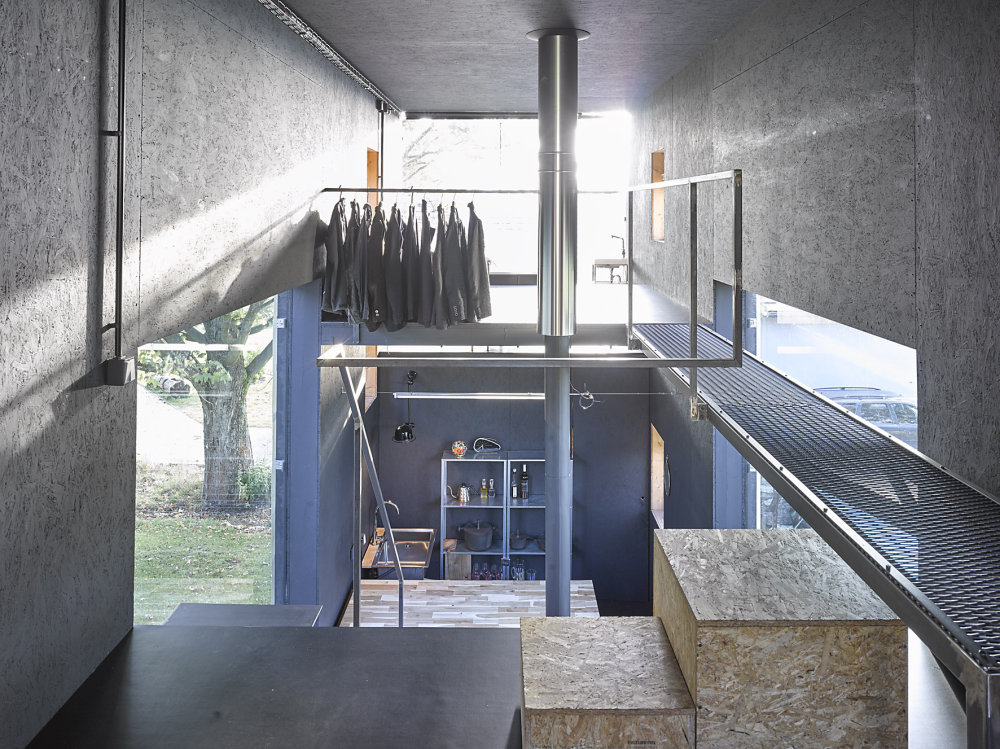 Zen-Houses Velká zapuštěná okna umocňují subtilní vzhled stavby a přitom rámují poutavé výhledy ven i dovnitř. Interiéry obou domů jsou provedeny ve zredukované a základní paletě materiálů; dřevotřískovými deskami, dřevěnými trámy, překližkou, surovým kovem a pryží. Dokazuje to, že ta nejlepší architektura nemusí být ani zdaleka nejdražší.