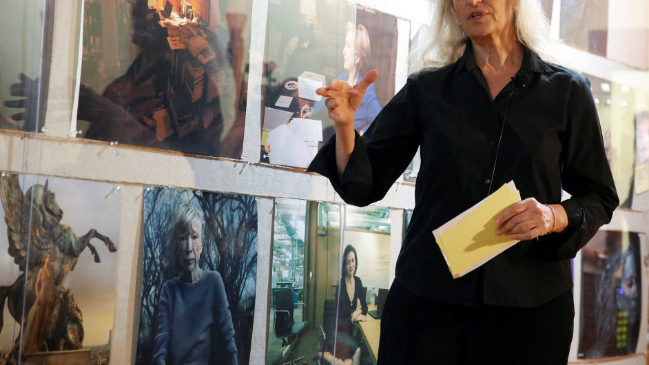 Na snmku z vernise vstavy Women je autorka fotografi Annie Leibovitzov.