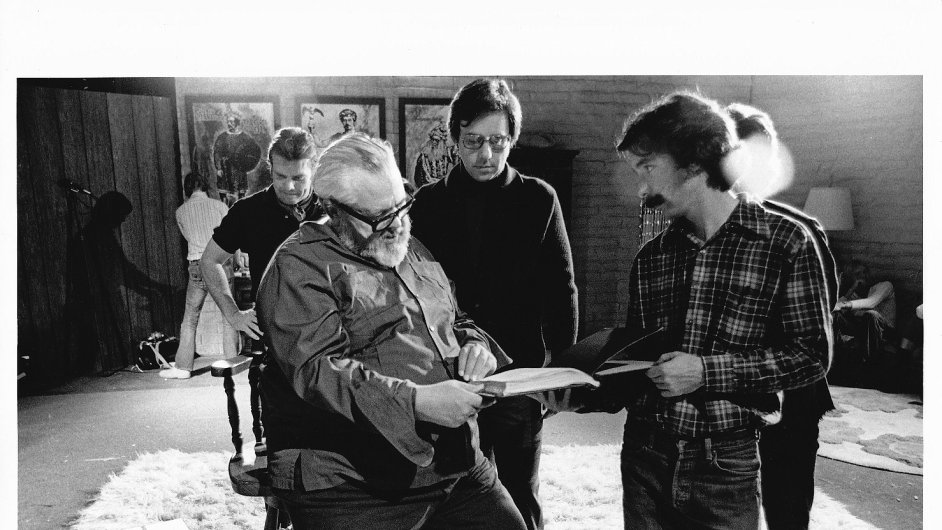 Na snmku z naten filmu The Other Side of the Wind jsou Orson Welles (uprosted) a Peter Bogdanovich (vzadu s brlemi).