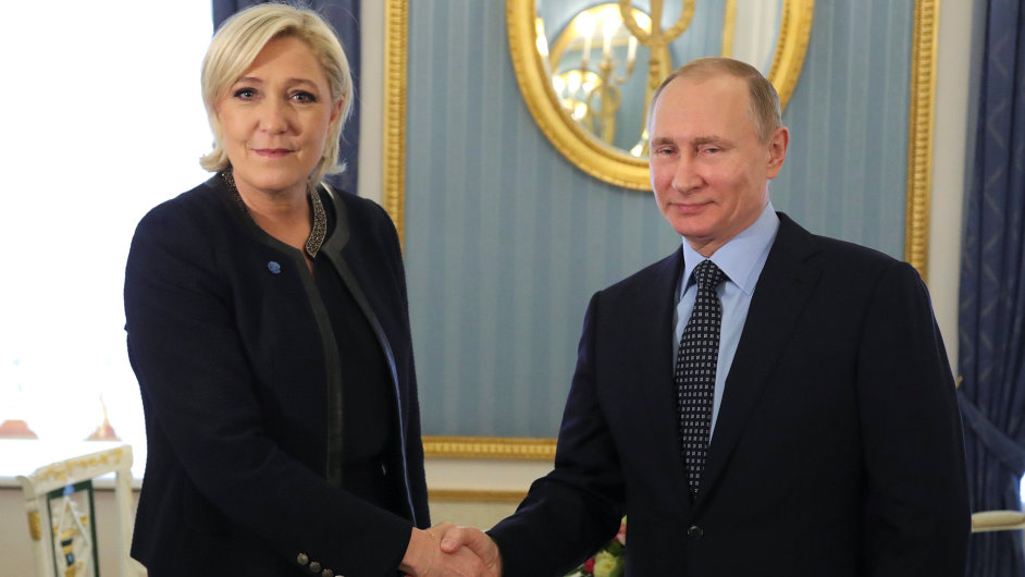 Marine Le Penov se sela s Vladimirem Putinem.
