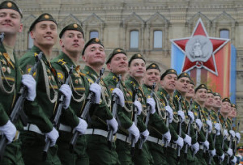 Moskva a další ruská města si včera vojenskou přehlídkou připomněla Den vítězství nad nacismem.