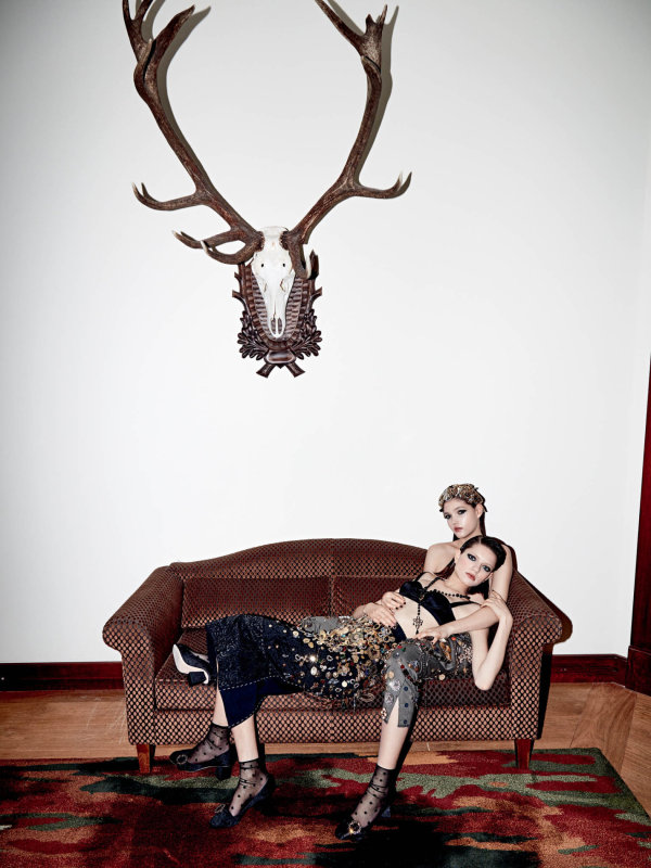 Barbora: podprsenka, sukně, náhrdelník a lodičky Dolce & Gabbana<br> Jana: kalhoty a čelenka Dolce & Gabbana