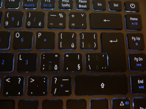 Acer Travelmate X349-M2 je stylový pracovní notebook s hliníkovým tělem