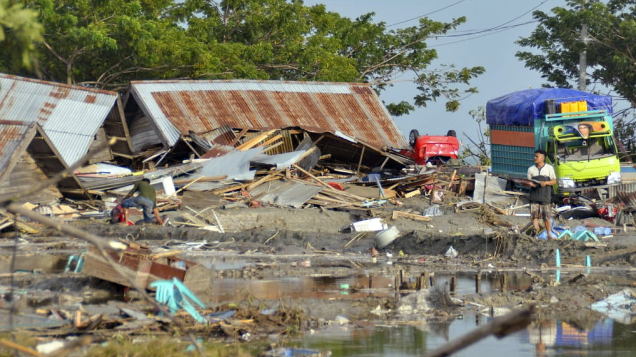 Indonsii zashla vlna tsunami.