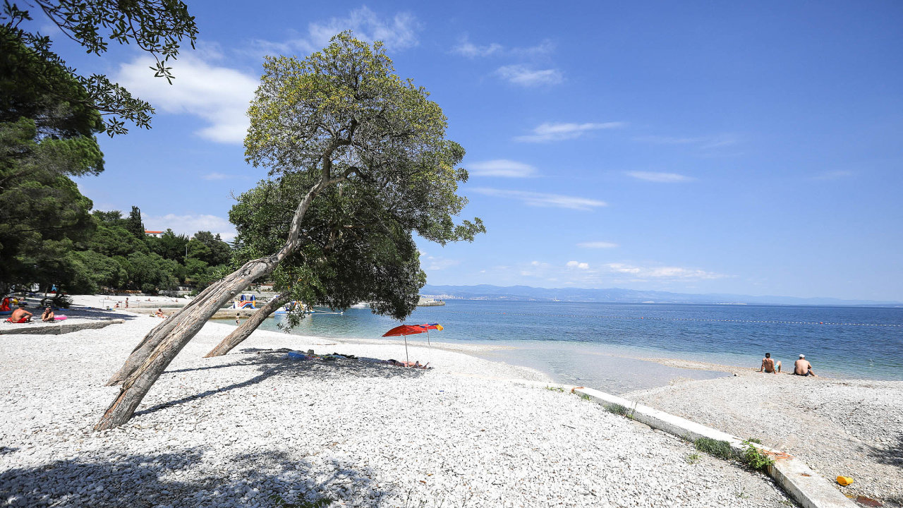 Chorvatsko na začátku prázdnin: Poloprázdná pláž ve městě Crikvenica, asi 35 kilometrů jižně od Rijeky.