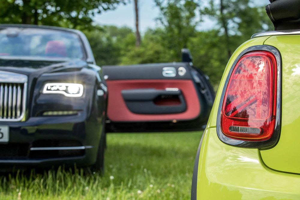 Mini Cabrio (vlevo) a Rolls-Royce Dawn