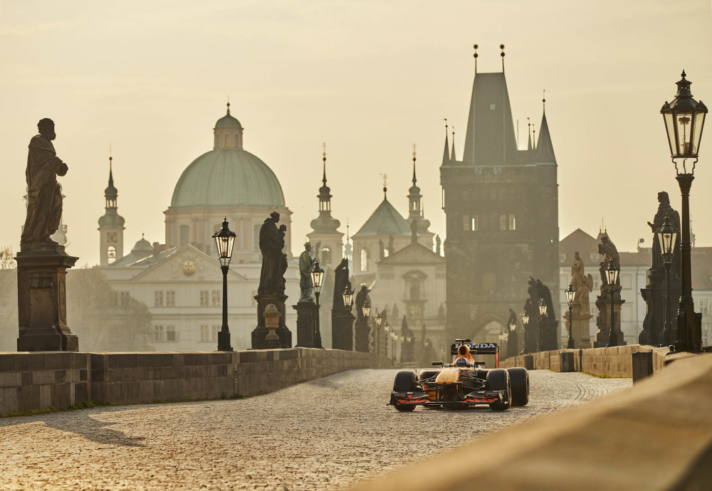 Pod režijním vedením Markuse Kruga formule 1 ze stáje Red Bull projela centrem Prahy (na snímku), Vysokými Tatrami nebo krajinou jižní Moravy. Natáčelo se pět dnů s padesátičlenným štábem.