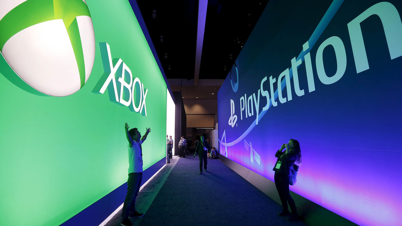 Rivalové mají stejný plán. Sony i Microsoft se chystají nové generace svých herních konzolí navzdory pandemii uvést na letošní pøedvánoèní trh.