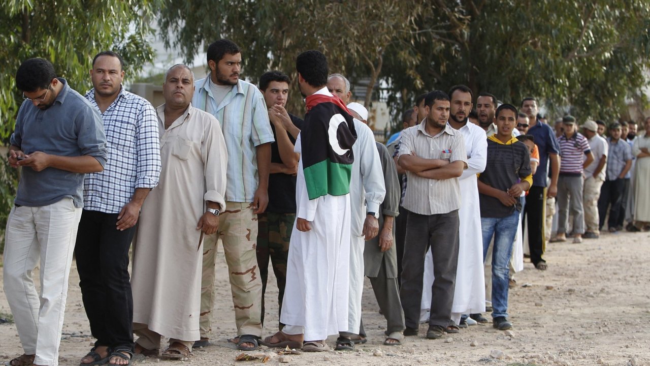 Libyjci stoj v Sirt frontu, aby si mohli prohldnout tlo Muammara Kaddfho
