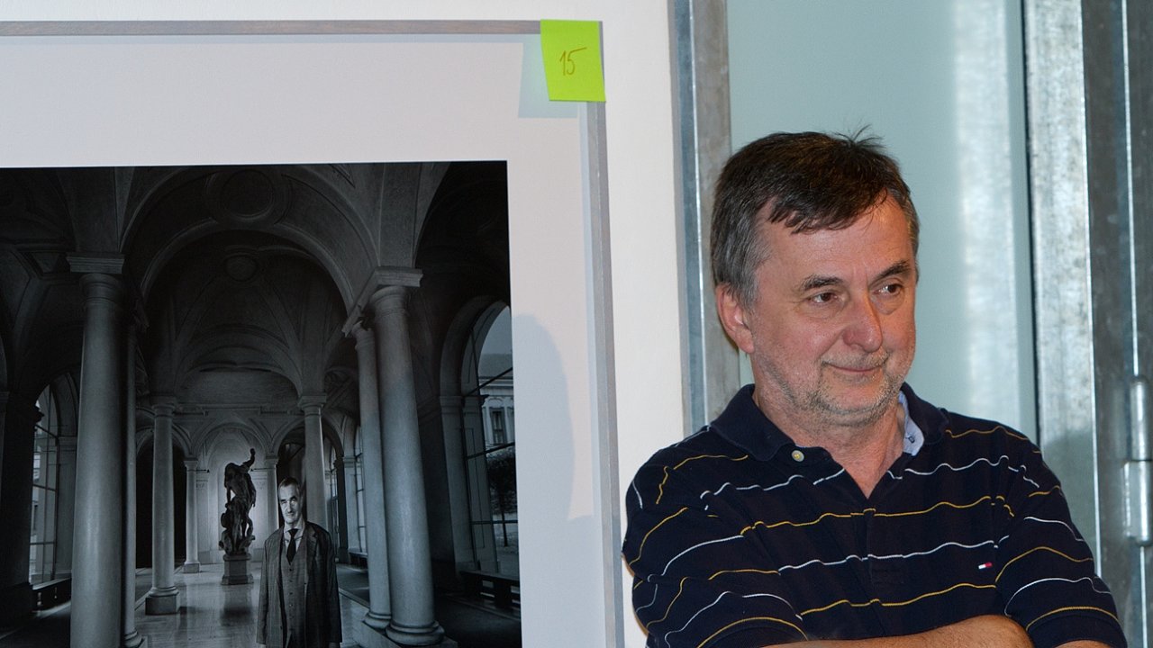 Fotograf Pavel Brunclik ped svm portrtem ministra Karla Schwarzenberga