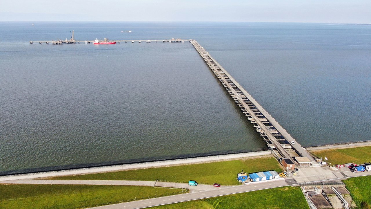 Tady u nìmeckého Wilhelmshavenu na konci letošního roku zakotví první nìmecký plovoucí terminál LNG. Práce na jeho zprovoznìní zaèaly ve ètvrtek.