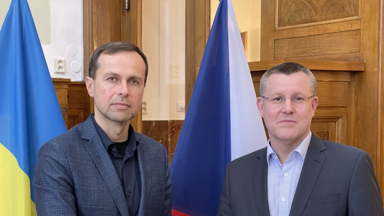 Vlevo pøedseda pøedstavenstva Ukrajinsko-èeské obchodní komory Petr Krogman, vpravo její nový øeditel Petr Krumphanzl.