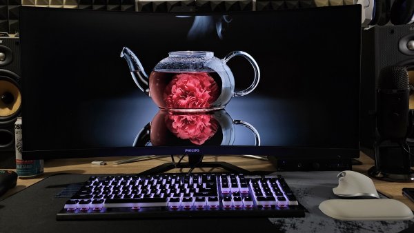 Philips 5600 s Windows Hello: Opravdu široký monitor pozná svého uživatele, jen chce dost velký stůl