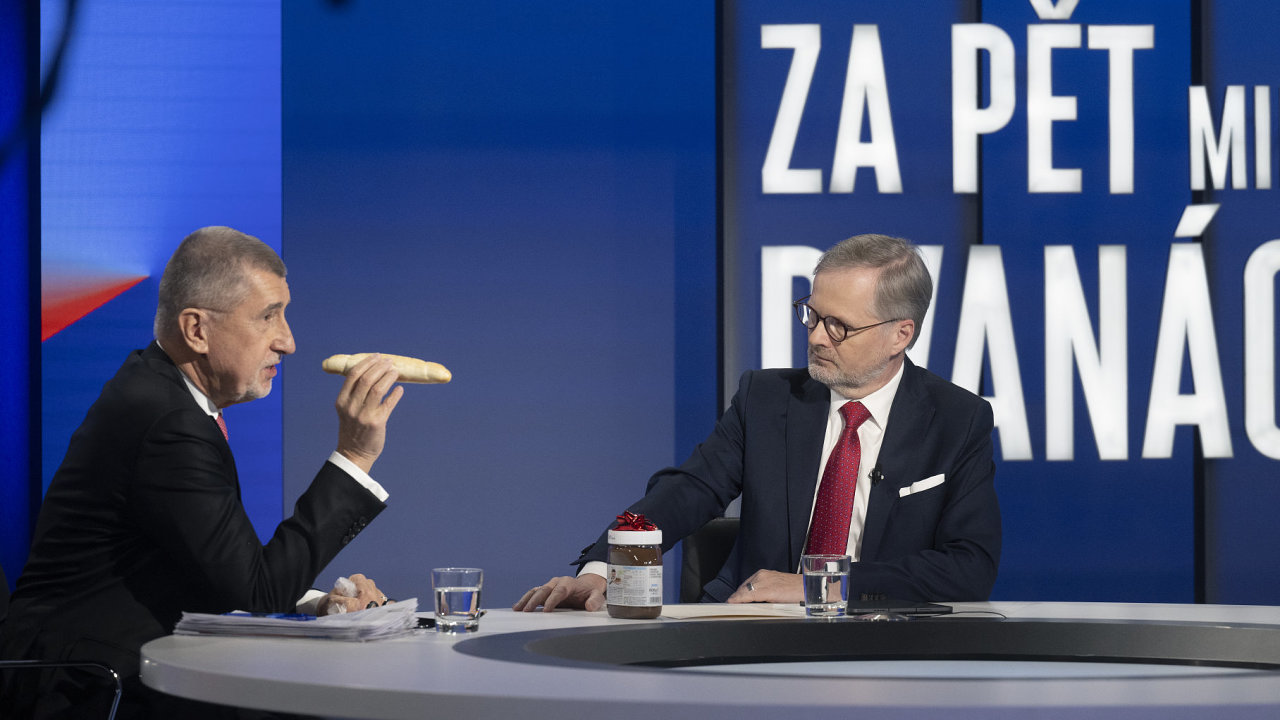 Pedseda vldy Petr Fiala (vpravo) a expremir Andrej Babi pi diskuzi ve studiu televiznho poadu CNN Prima News.