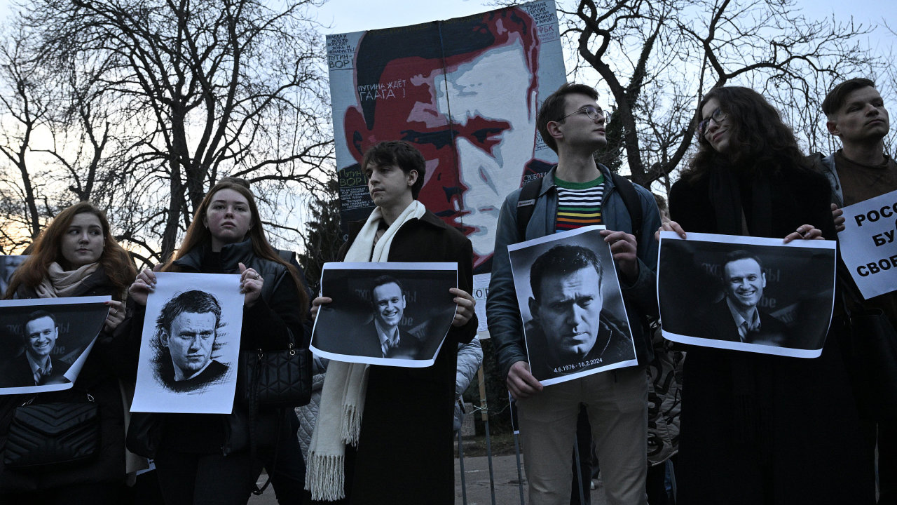 Demonstrace k uctn pamtky ruskho opozinho politika Alexeje Navalnho, kter zemel ve vzeskm tboe, byla svolna 16. nora 2024 na Nmst Borise Nmcova v Praze