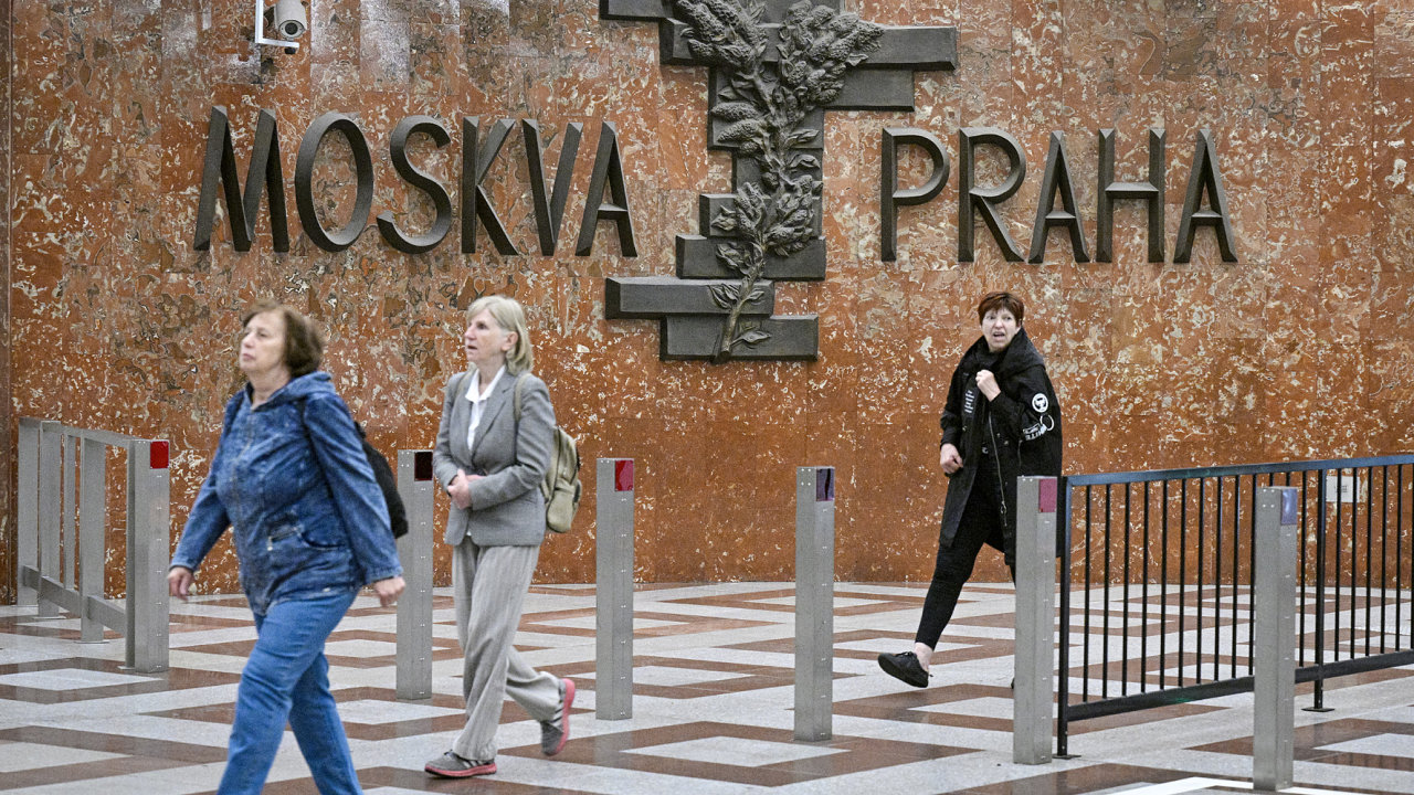 Bronzov plastika s npisem Moskva-Praha ve vestibulu stanice metra Andl