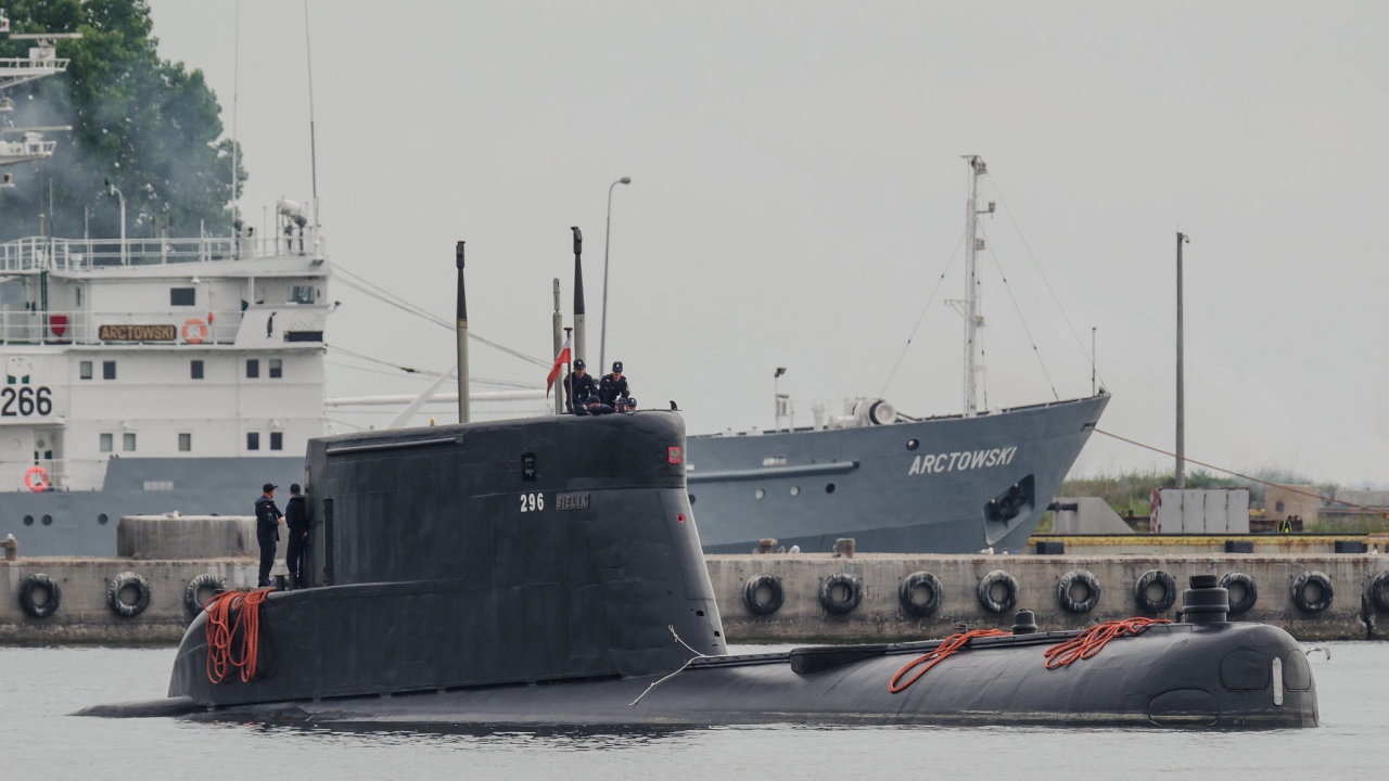 Polsk ponorka vyplouv z vojenskho pstavu v Gdyni. Polsko nyn mohutn investuje do obnovy sv vlen flotily.
