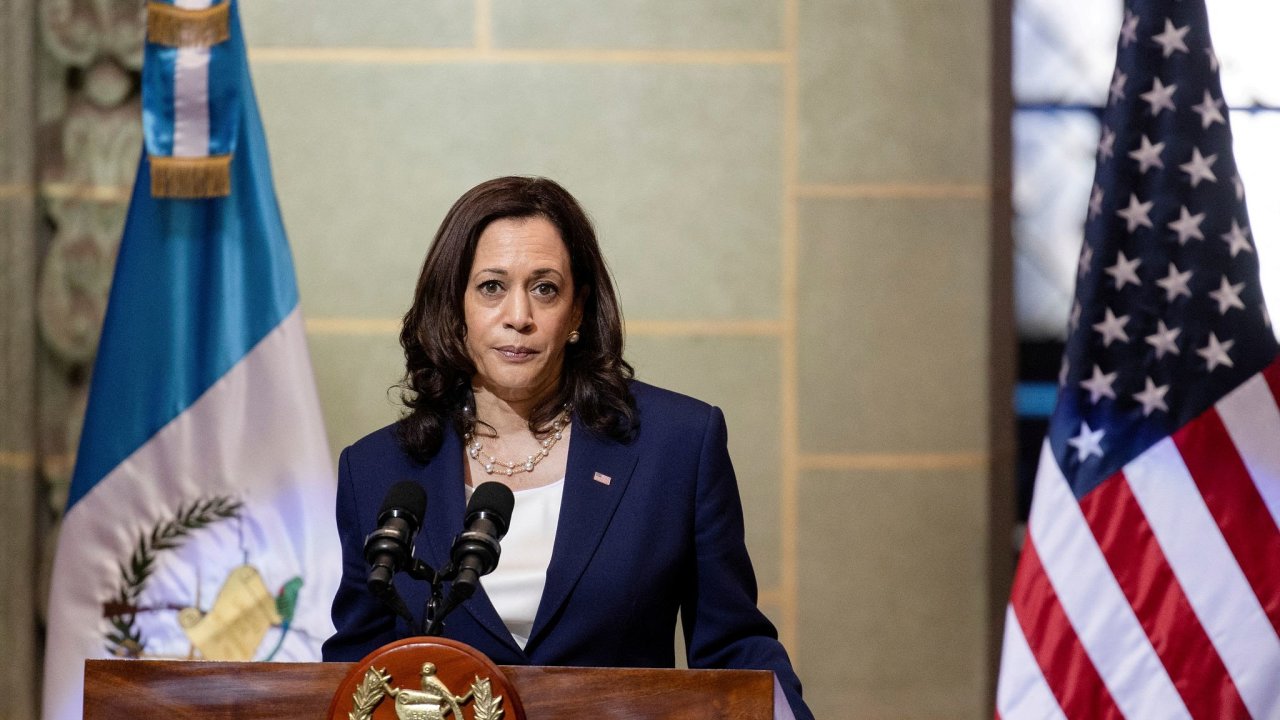 Favoritka v souboji s Trumpem? Kamala Harrisov (na archivnm snmku z roku 2021) m nejvt ance zskat demokratickou prezidentskou nominaci