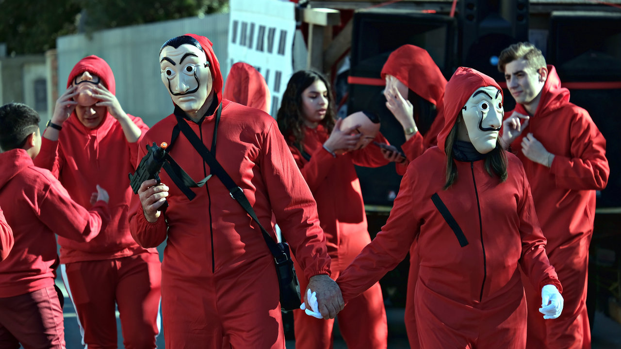 karnevalov prvod inspirovan televiznm serilem Money heist.