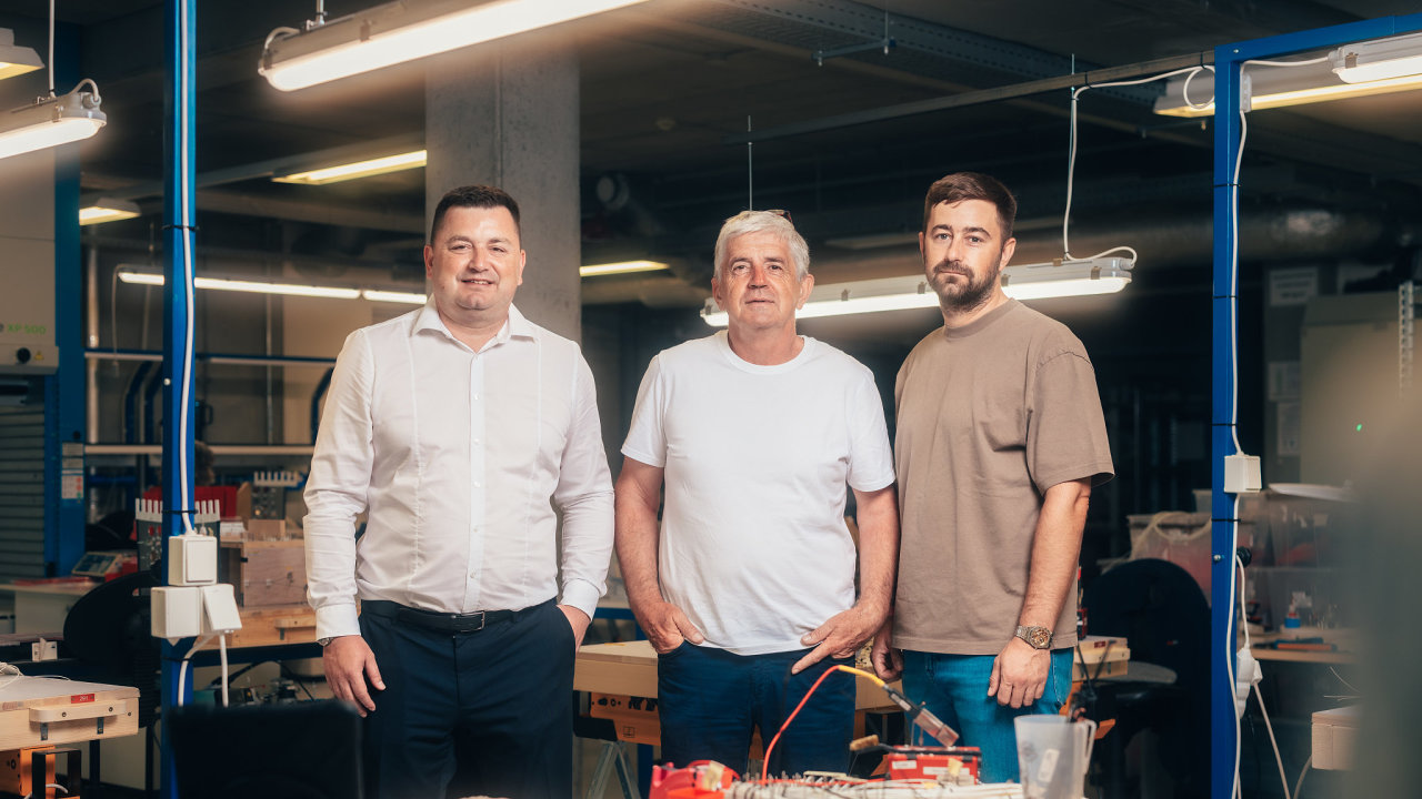 Zakladatel Ray Service Petr Gabriel (uprost�ed) se syny Jakubem (vlevo) a...