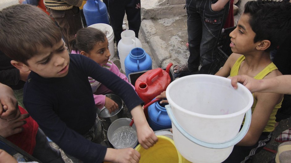Dti v syrskm Aleppu ekaj na pitnou vodu, 2. dubna 2013
