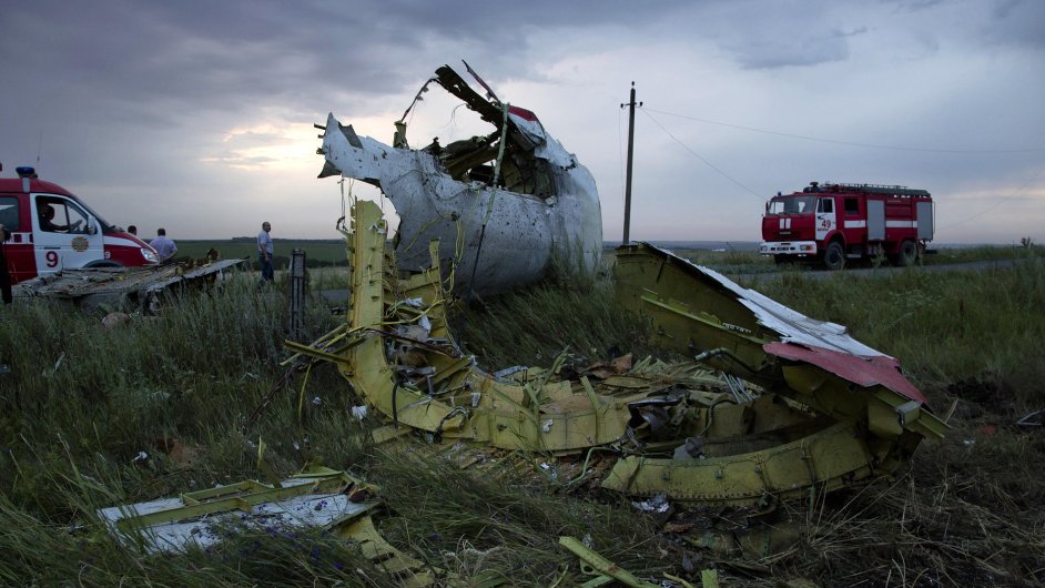 Trosky boeingu Malaysia Airlines na letu MH17 sestøeleného nad východní Ukrajinou