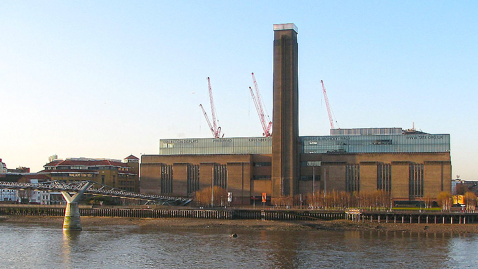 Tate Modern od roku 2000 sdl v bval tovrn budov.