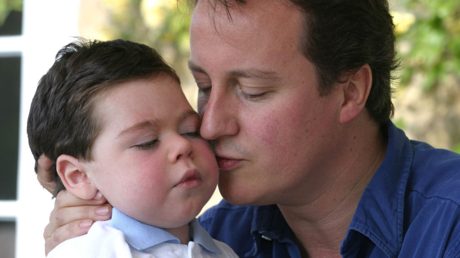 David Cameron se synem Ivanem, kter zemel jako estilet v roce 2009.