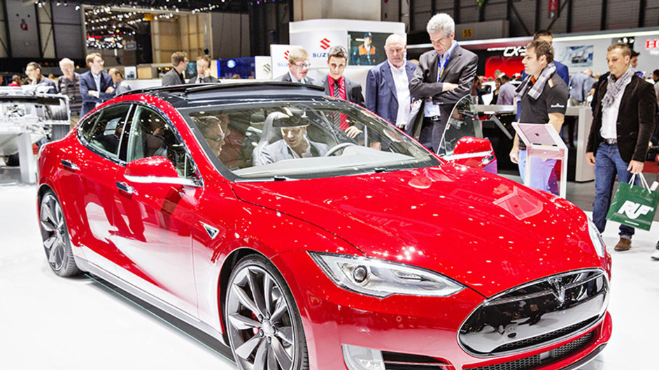 Aktualizace i pro ji jezdc Tesly: Luxusn sportovn sedan Tesla S se prodv ji tvrt rok.