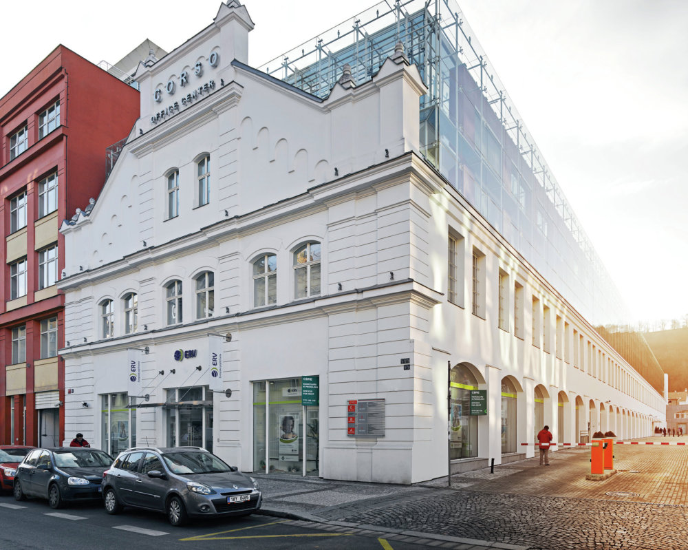 Corso Karlín Katalánský architekt Ricardo Bofill mění Karlín. Ve světě je velmi známý a ve svých projektech různorodý. Je to klasický řemeslník architektury. Všechny jeho domy mají vysokou úroveň, ale rozdílnou tvář. V Karlíně jsou jeho návrhy nenabubřelé, pokorné a střízlivé vůči okolí.
Corso, původně průmyslová hala rozšířená o nástavbu skleněného akvária, rozhodně patří mezi sedm nejzdařilejších staveb v této čtvrti. Jak je to jednoduché, bílé, čisté! Máte pocit, že jste na dovolené. Cítíme slanou vůni moře a středomořské slunce, zvuk přístavu a hovor rybářů. Stavba je křišťálově čistá, jednoduchá až minimalistická, přesto je v ní obrovská poezie.