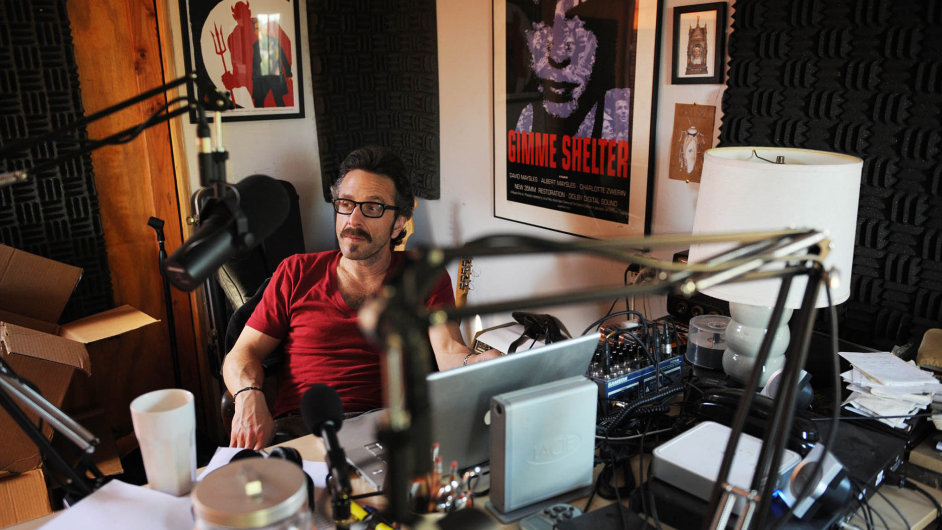 Americk komik Marc Maron vytv podcasty v losangelesk gari, kde m studio.