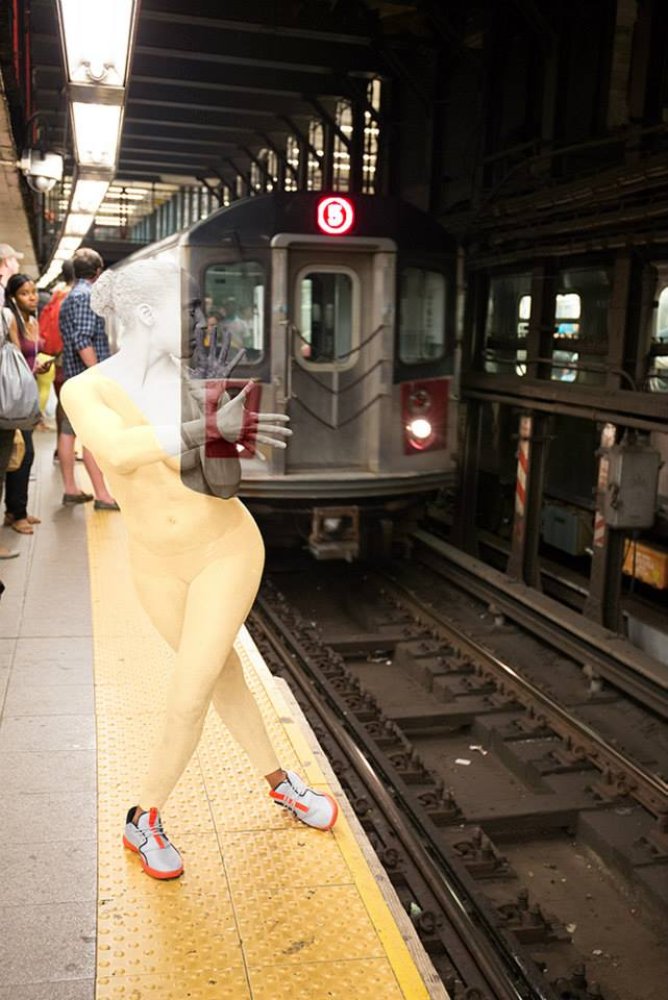 Bodypainting Umělkyně se nebojí veřejných prostranství.