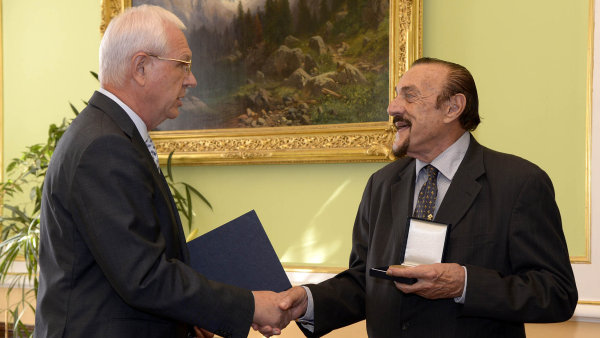 Americký psycholog Philip Zimbardo (vpravo) převzal v září od předsedy Akademie věd Jiřího Drahoše nejvyšší vyznamenání této instituce.