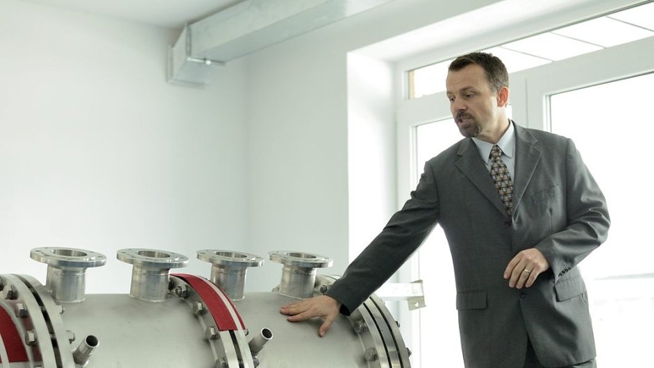 Pedagog Vysoké školy chemicko-technologické v Praze Aleš Pícha ukazuje experimentální anaerobní reaktor, který slouží k výzkumu èistoty vody.