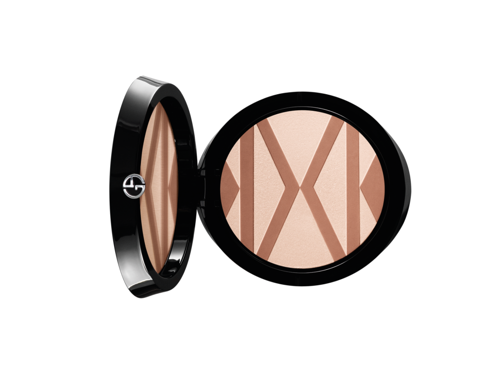 Bronzový pudr z letní kolekce Giorgio Armani Jako designový objekt vypadá bronzový pudr z letní kolekce Giorgio Armani. Černá lakovaná krabička v sobě ukrývá luxusní paletku pro rozjasnění a konturování tváře.
Cena 2100 Kč.