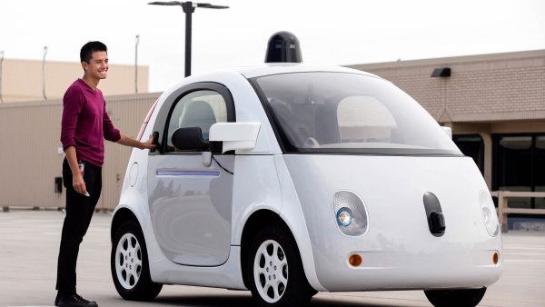Google Car dokl&aacute;d&aacute;, jak si internetov&yacute; kolos p�edstavuje budoucnost automobil�. U� dnes mapy a slu�by Googlu v �ad� ohled� mysl&iacute; za lidi. Voz&iacute;tko tuto ideu posune d&aacute;l.
