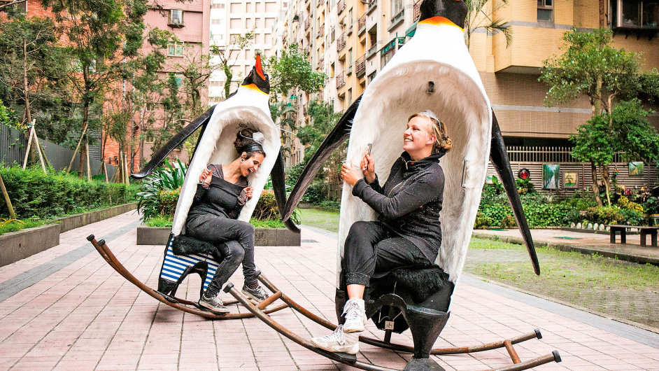 Plastiky Swinguins (2015) vytvoila Josefna Jonov (vlevo) sVeronikou Durovou naTchaj-wanu.
