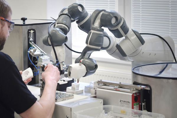 V �esk&yacute;ch firm&aacute;ch se st&aacute;le v&iacute;ce prosazuj&iacute; takzvan&iacute; kolaborativn&iacute; roboti. Takov&yacute;m je i YuMi, kter&yacute; pom&aacute;h&aacute; p�i mont&aacute;�i elektrick&yacute;ch z&aacute;suvek ve firm� ABB Elektro-Praga.