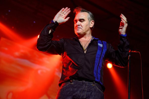 Morrissey je na sn&iacute;mku z koncertu ve &scaron;pan�lsk&eacute; Barcelon� na podzim 2014.