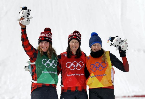 Skikros ZOH 2018, zleva Brittany Phelanov&aacute;, Kelsey Serwaov&aacute; a Fanny Smithov&aacute;.