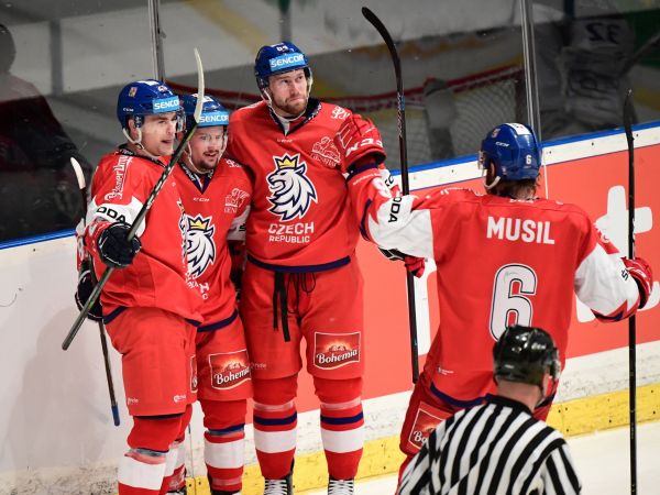 Ji�&iacute; Sek&aacute;� (druh&yacute; zprava) slav&iacute; se spoluhr&aacute;�i g&oacute;l do s&iacute;t� Finska.